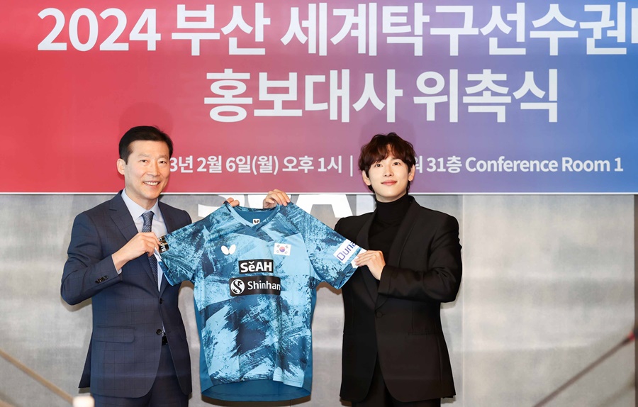 국가대표 유니폼을 들고있는 김택수 사무총장과 임시완 배우-대한탁구협회 제공